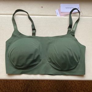 Calvin Klein Women's Invisibles Comfort Seamless Wireless Retro Bralette Bra